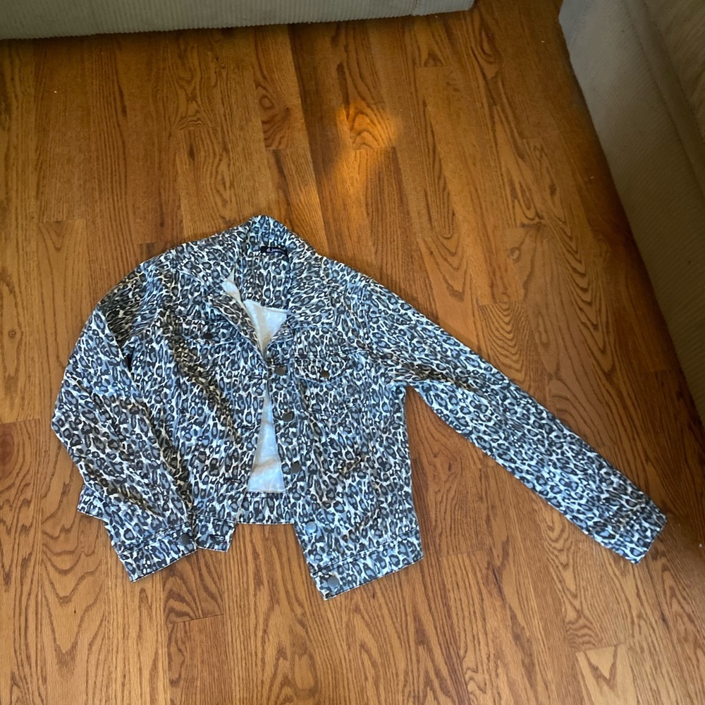 D. Jeans grey cheetah print denim jacket